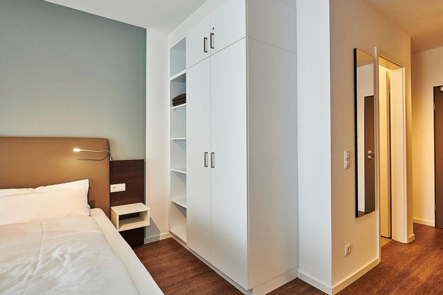 Deichhäuser Anna Küste Deichhäuser Anna Küste 3-12 Bensersiel - Schlafzimmer mit Kleiderschrank