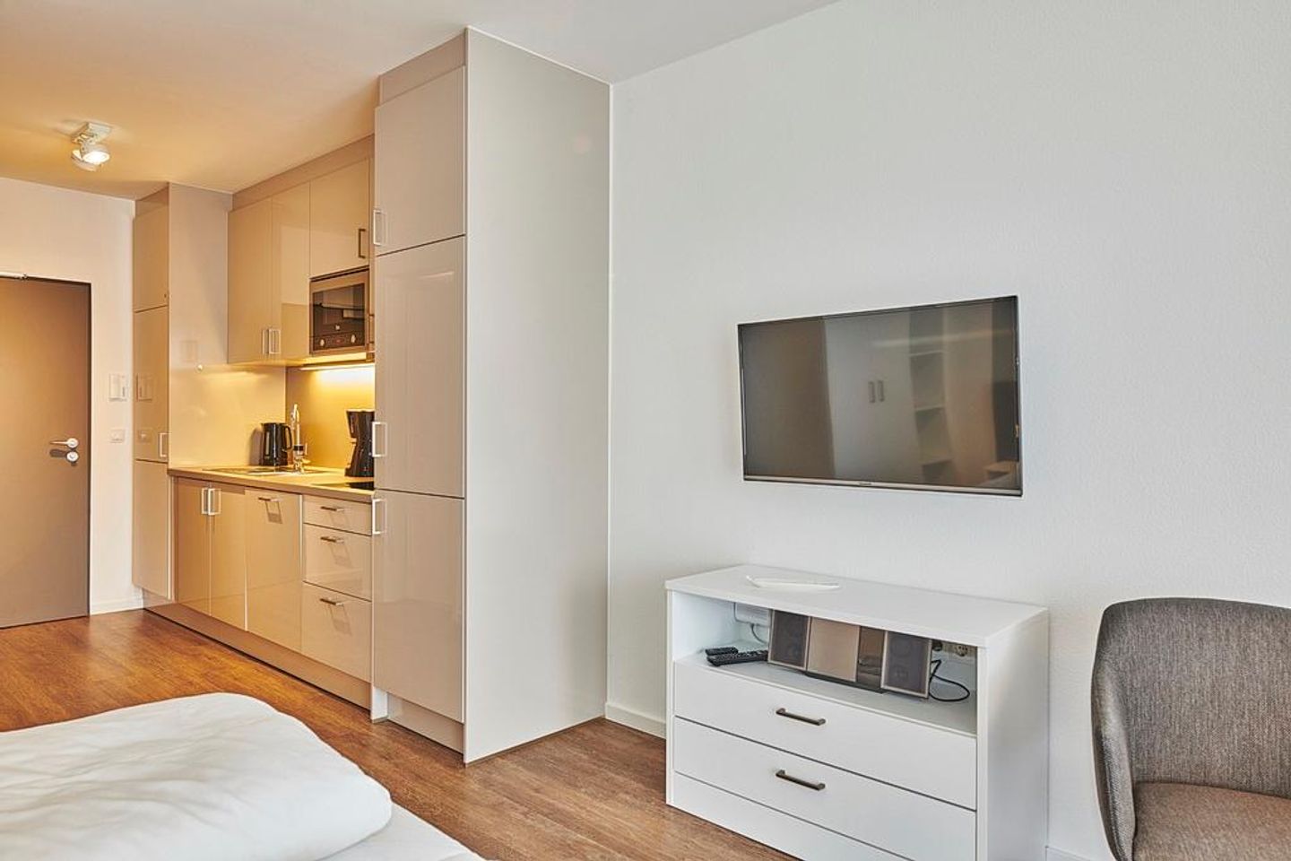 Deichhäuser Anna Küste Deichhäuser Anna Küste 3-12 Bensersiel - Flur-Küchenzeile mit Media-Säule