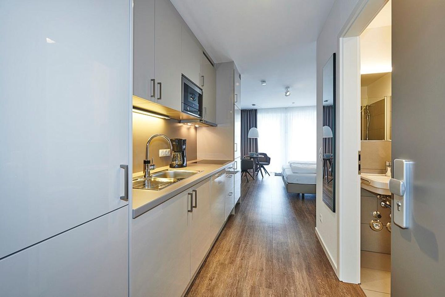 Deichhäuser Anna Küste Deichhäuser Anna Küste 3-12 Bensersiel - Küchenzeile mit Blick zum Schlafbereich