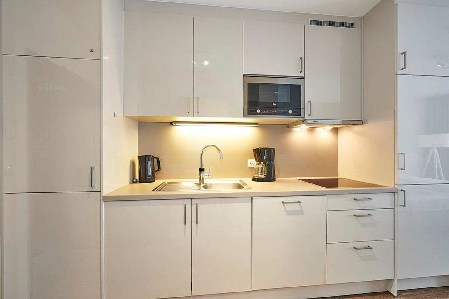 Deichhäuser Anna Küste Deichhäuser Anna Küste 3-12 Bensersiel - Küchenzeile mit Mikrowelle