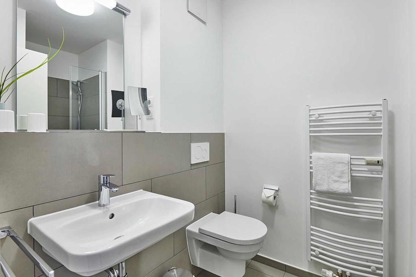 Deichhäuser Anna Küste Deichhäuser Anna Küste 3-12 Bensersiel - Badezimmer mit WC, Waschtisch und Spiegel