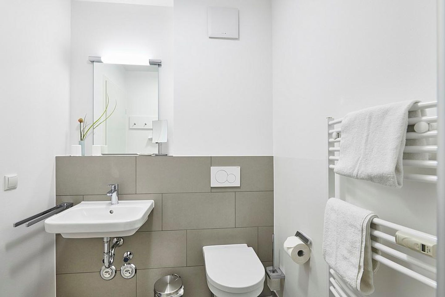 Deichhäuser Anna Küste Deichhäuser Anna Küste 3-12 Bensersiel - Badezimmer mit Waschtisch und WC