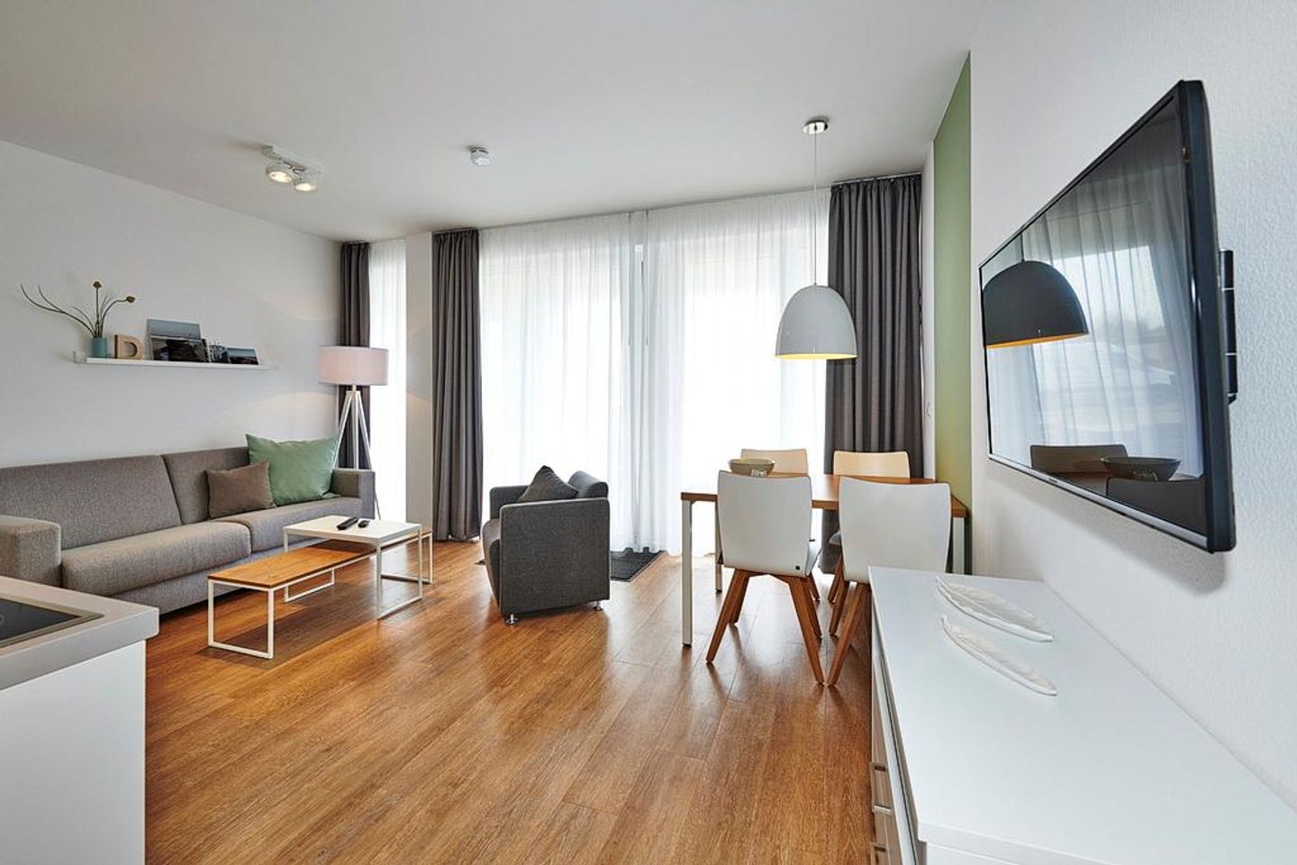 Deichhäuser Anna Küste Deichhäuser Anna Küste 3-13 Bensersiel - Wohn-Essbereich mit Couch