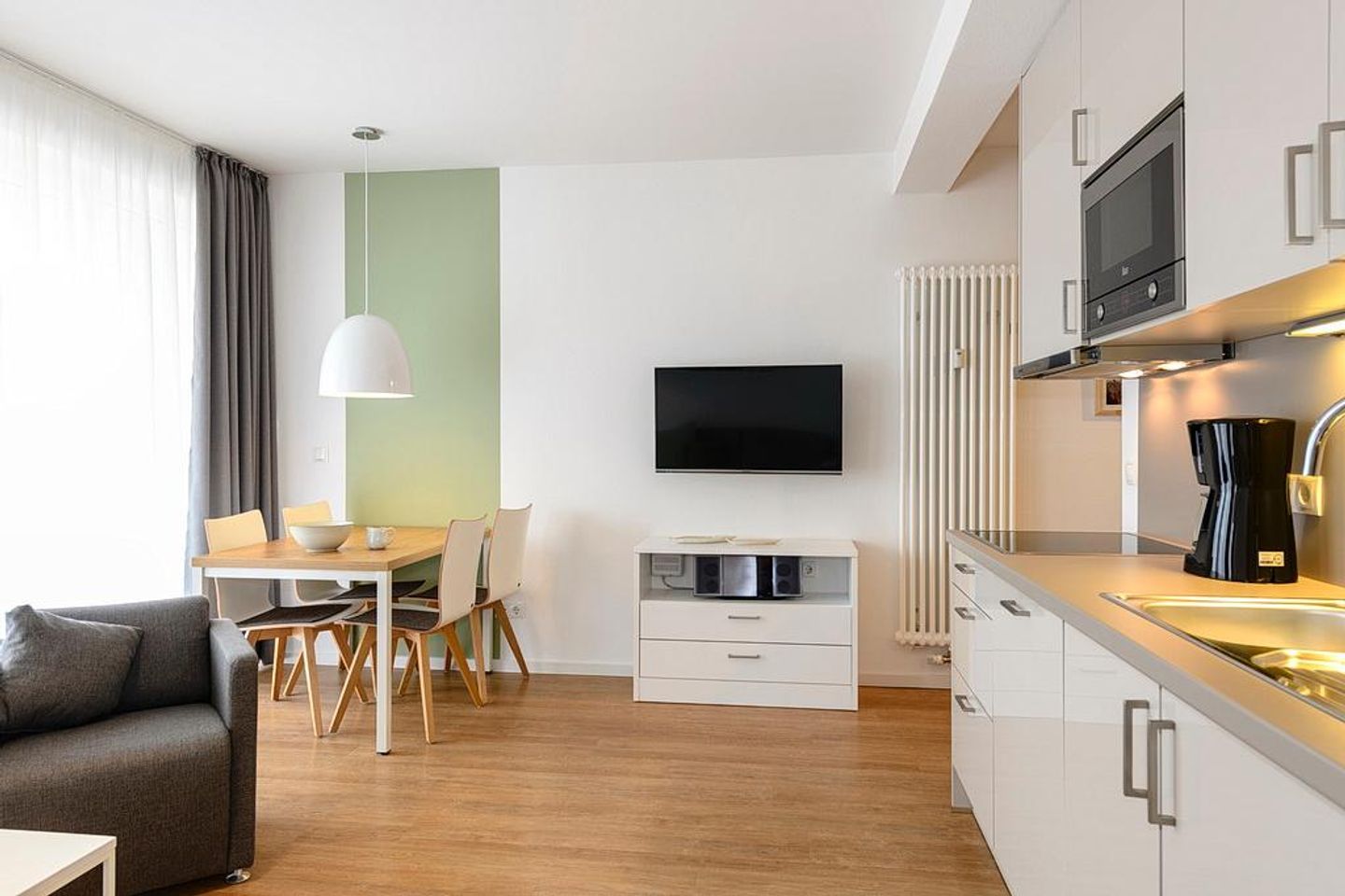 Deichhäuser Anna Küste Deichhäuser Anna Küste 3-13 Bensersiel - Wohn-Essbereich mit Küchenzeile