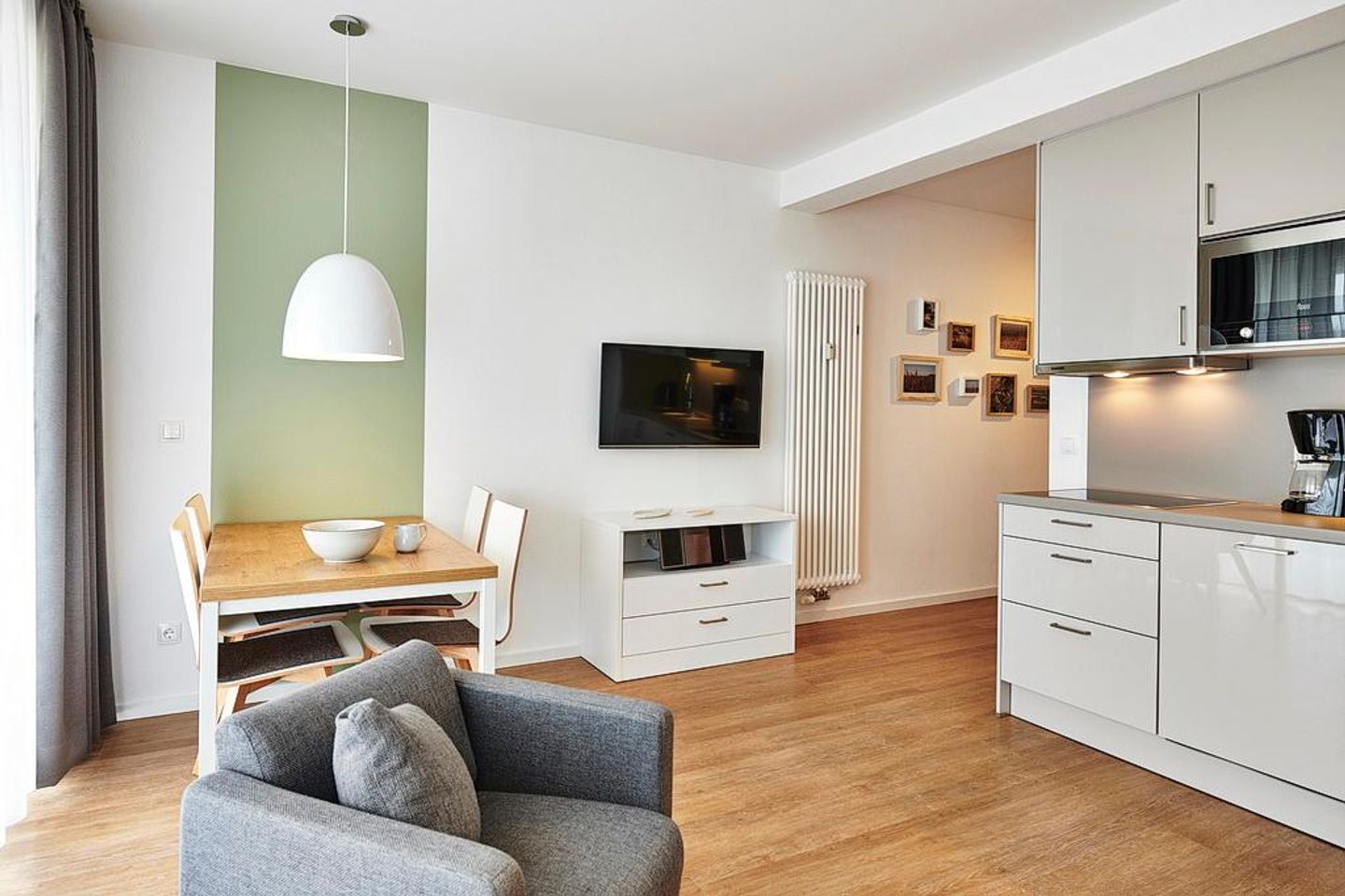 Deichhäuser Anna Küste Deichhäuser Anna Küste 3-13 Bensersiel - Wohn-Essbereich mit Mediabereich, Küchenzeile