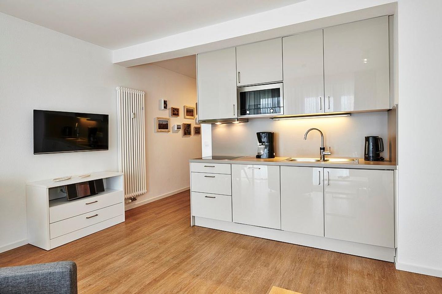 Deichhäuser Anna Küste Deichhäuser Anna Küste 3-13 Bensersiel - Offene Küche mit Mediabereich