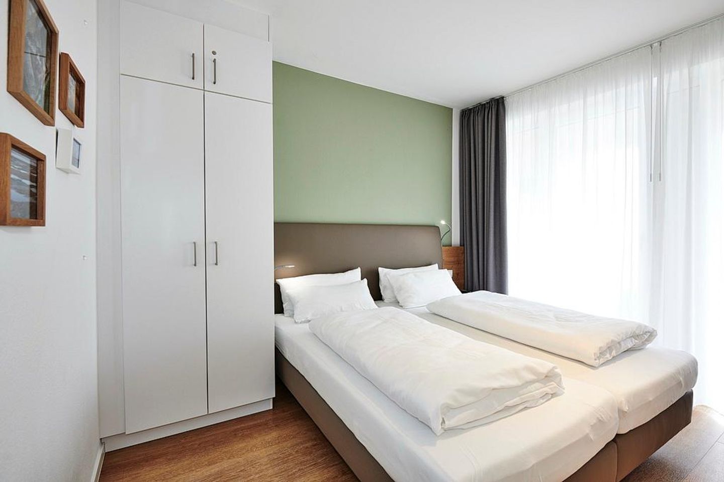 Deichhäuser Anna Küste Deichhäuser Anna Küste 3-13 Bensersiel - Schlafzimmer mit Doppelbett und Kleiderschrank