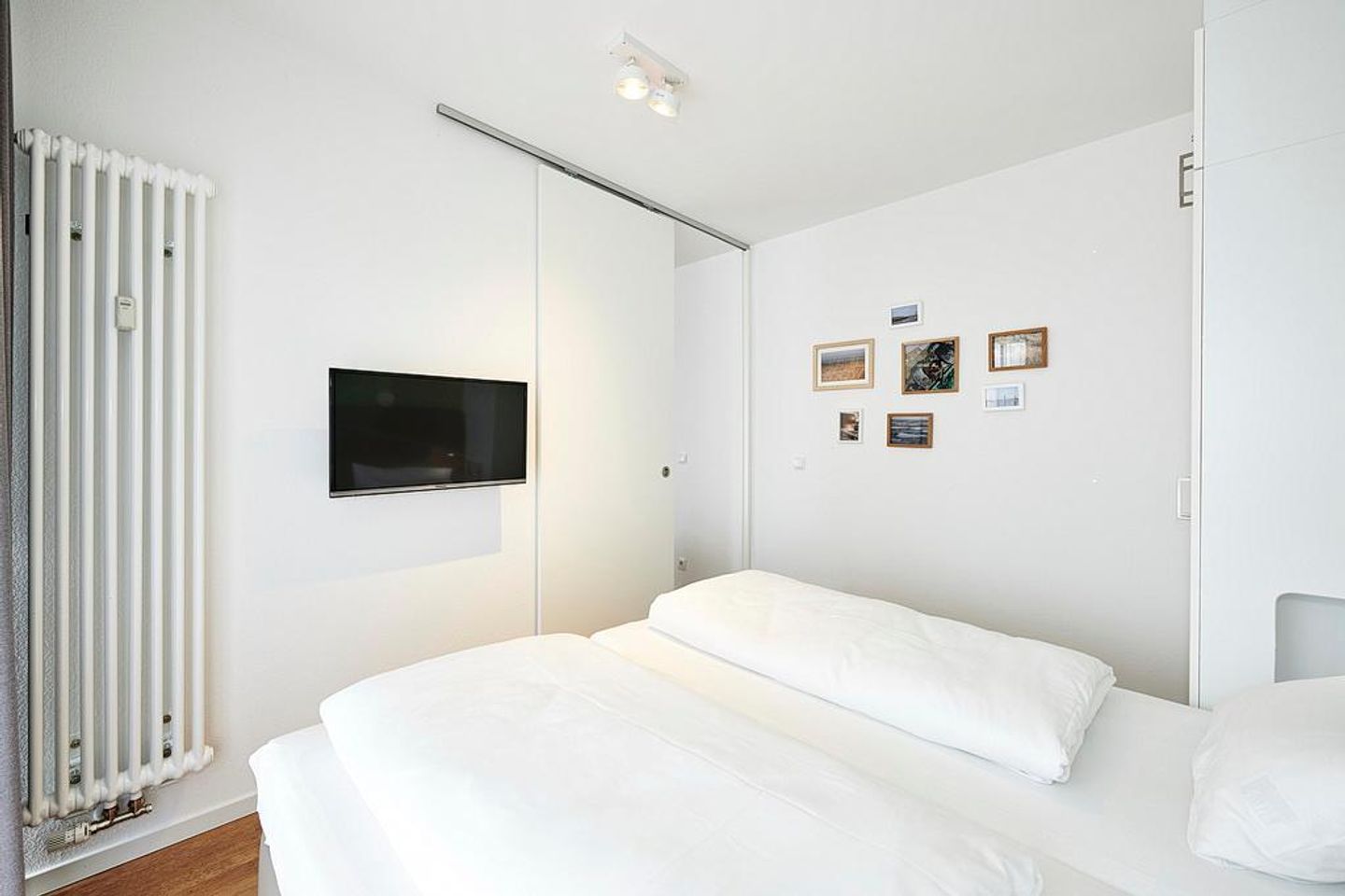 Deichhäuser Anna Küste Deichhäuser Anna Küste 3-13 Bensersiel - Schlafzimmer mit Doppelbett und Flatscreen TV