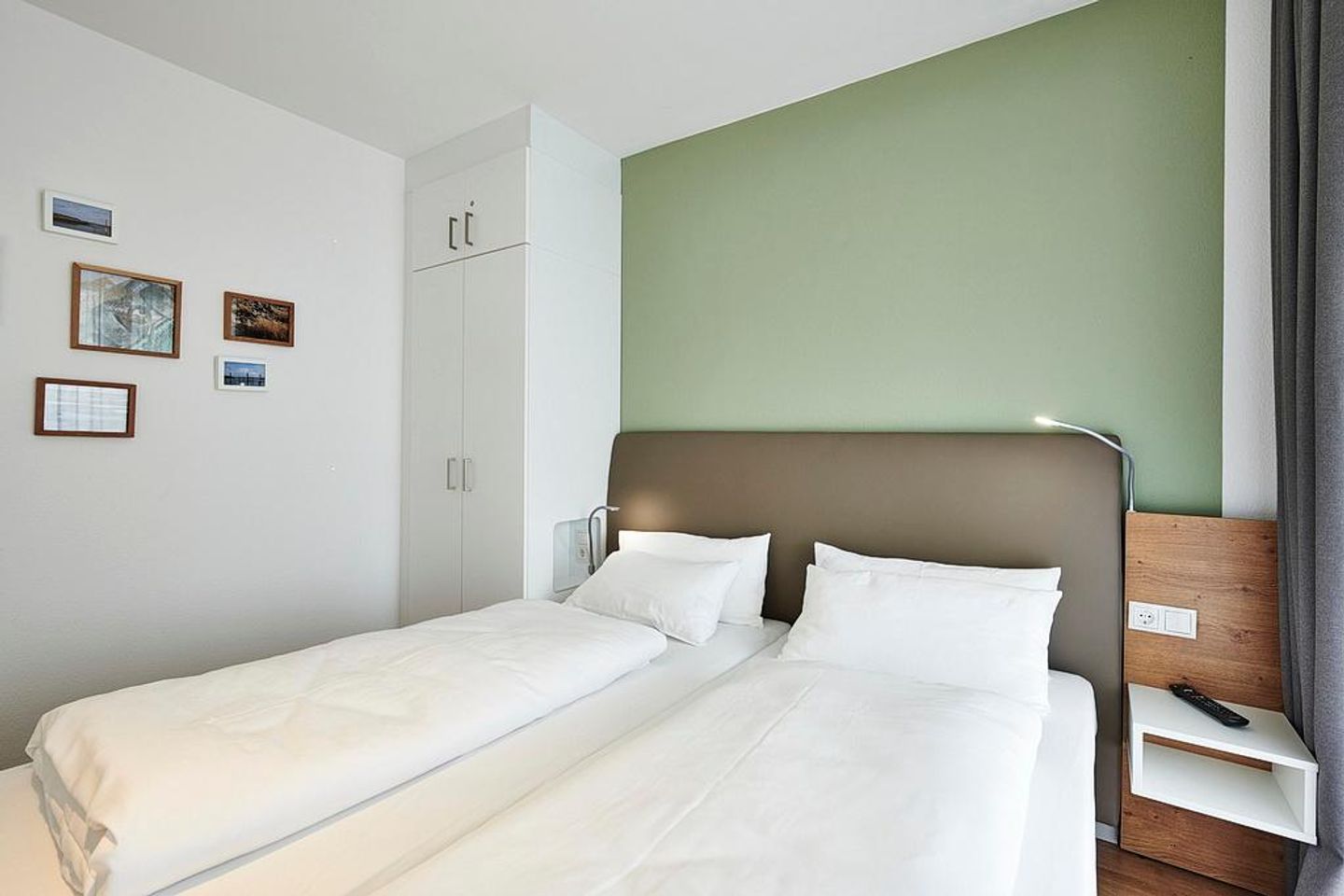 Deichhäuser Anna Küste Deichhäuser Anna Küste 3-13 Bensersiel - Schlafzimmer mit Doppelbett