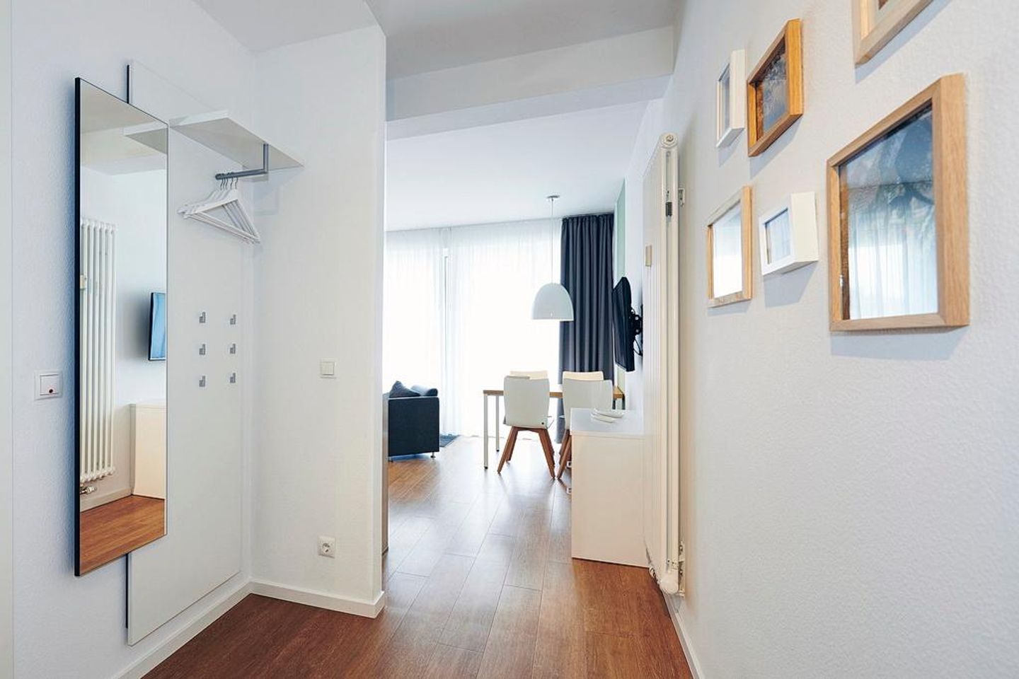 Deichhäuser Anna Küste Deichhäuser Anna Küste 3-13 Bensersiel - Flur mit Garderobe und Blick zum Wohnbereich