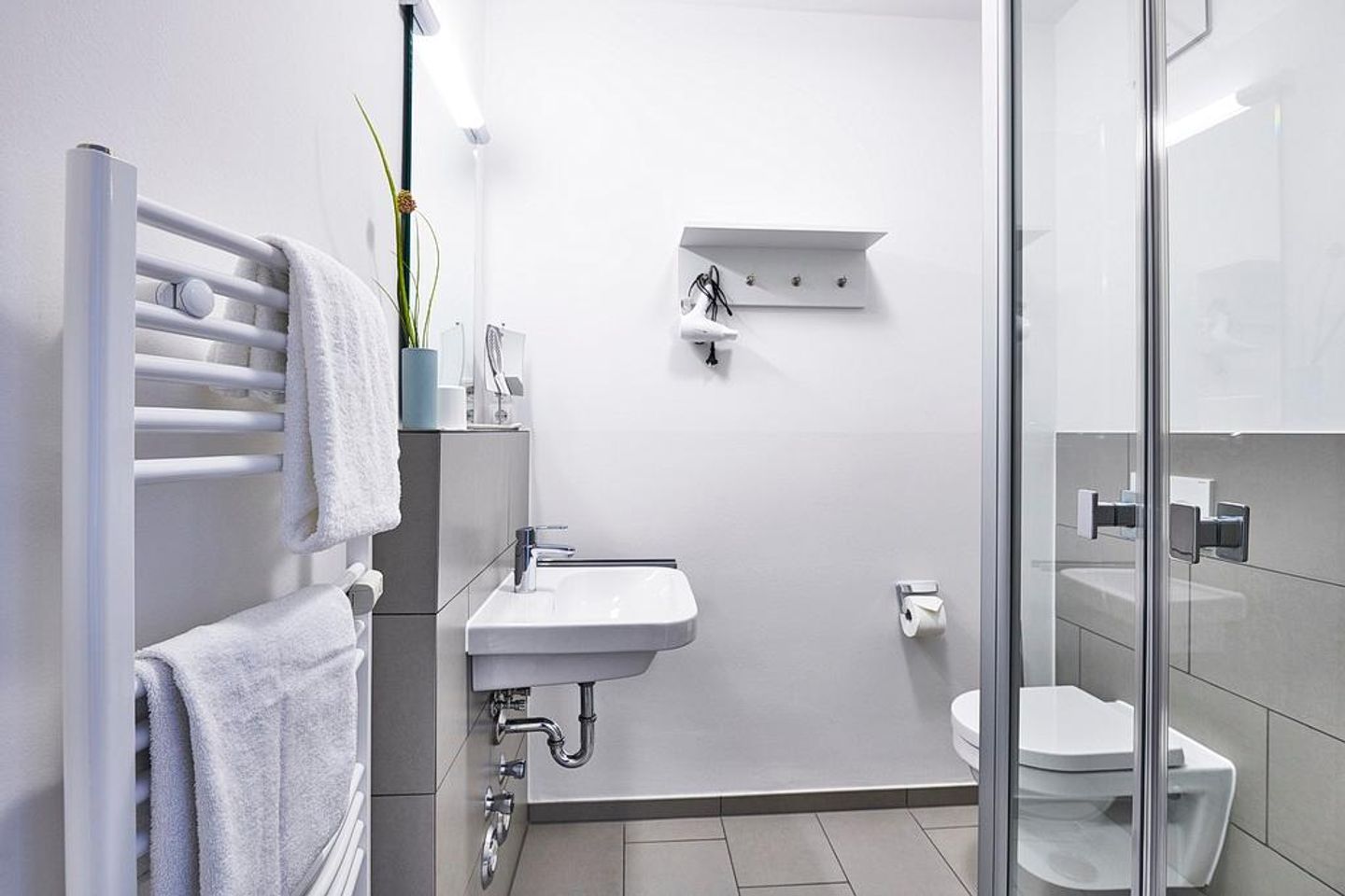 Deichhäuser Anna Küste Deichhäuser Anna Küste 3-13 Bensersiel - Badezimmer mit Dusche, Waschtisch und WC