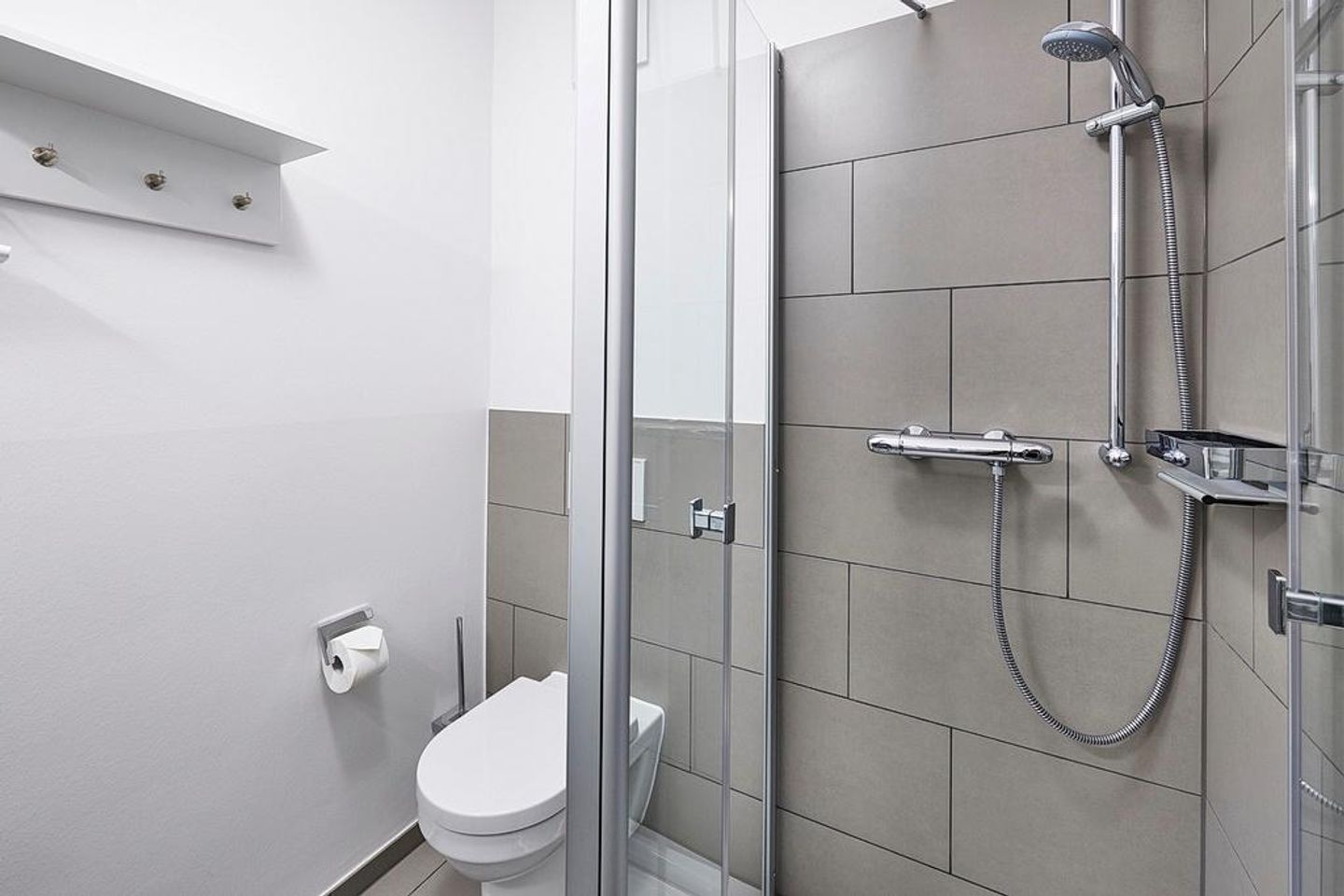 Deichhäuser Anna Küste Deichhäuser Anna Küste 3-13 Bensersiel - Badezimmer mit Dusche und WC