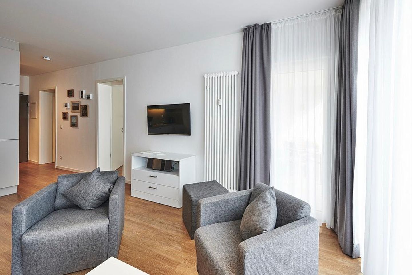 Deichhäuser Anna Küste Deichhäuser Anna Küste 3-14 Bensersiel - Wohnbereich mit Sitzgelegenheit, Flatscreen-TV