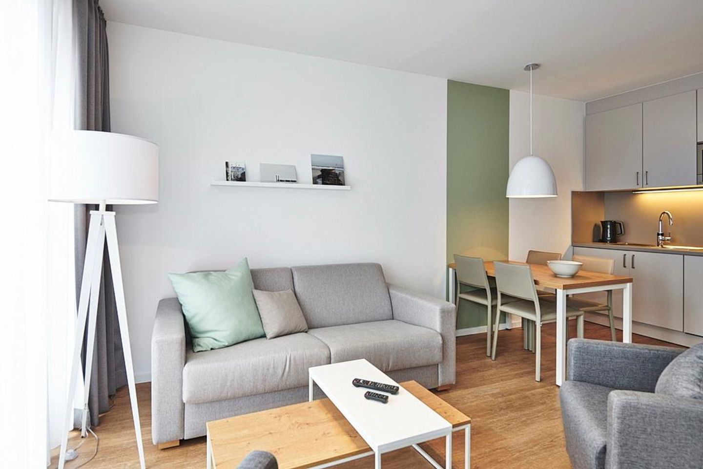 Deichhäuser Anna Küste Deichhäuser Anna Küste 3-14 Bensersiel - Wohn-Essbereich mit Couch und Küchenzeile