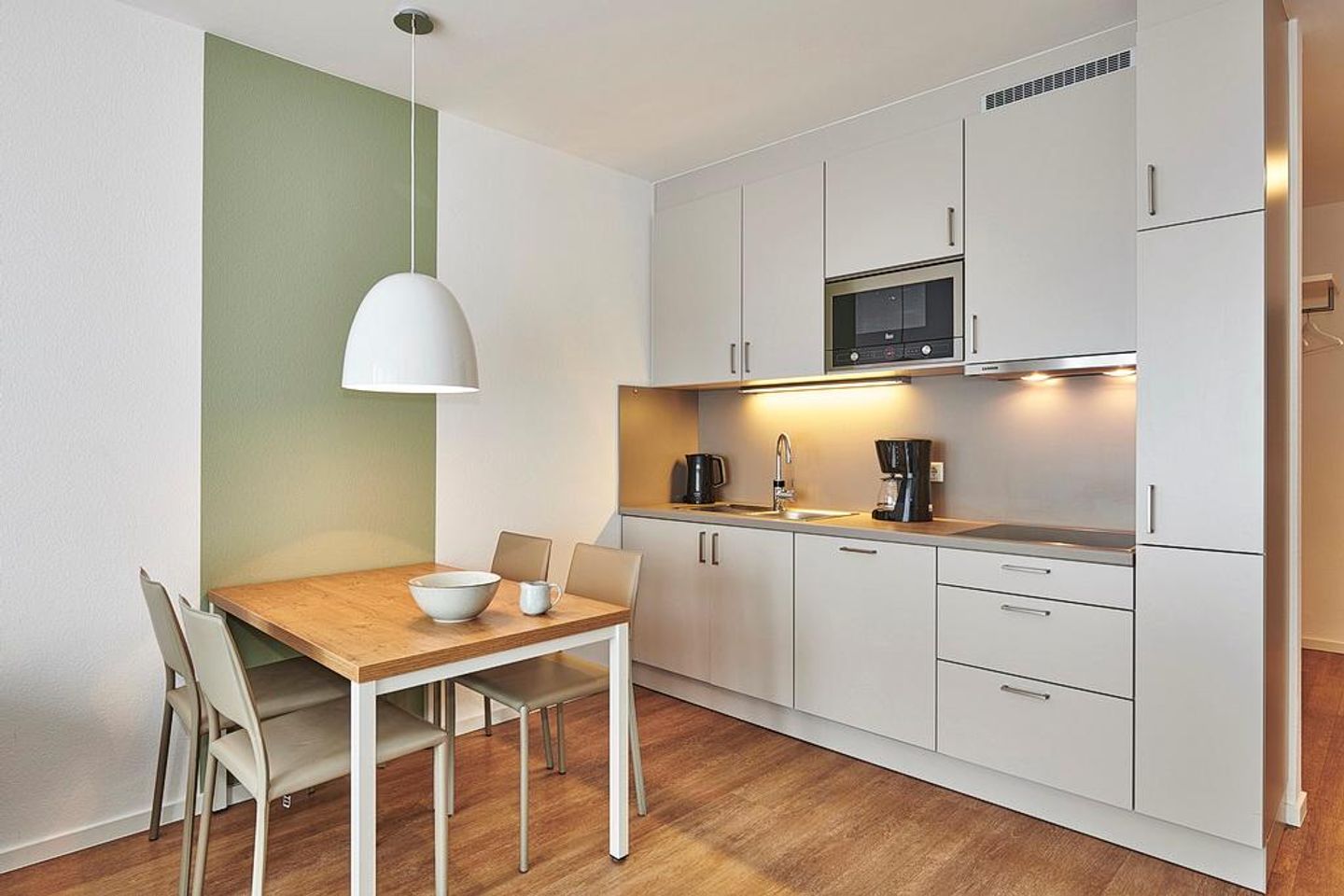 Deichhäuser Anna Küste Deichhäuser Anna Küste 3-14 Bensersiel - Küchenzeile mit Esstisch und Sitzgelegenheit