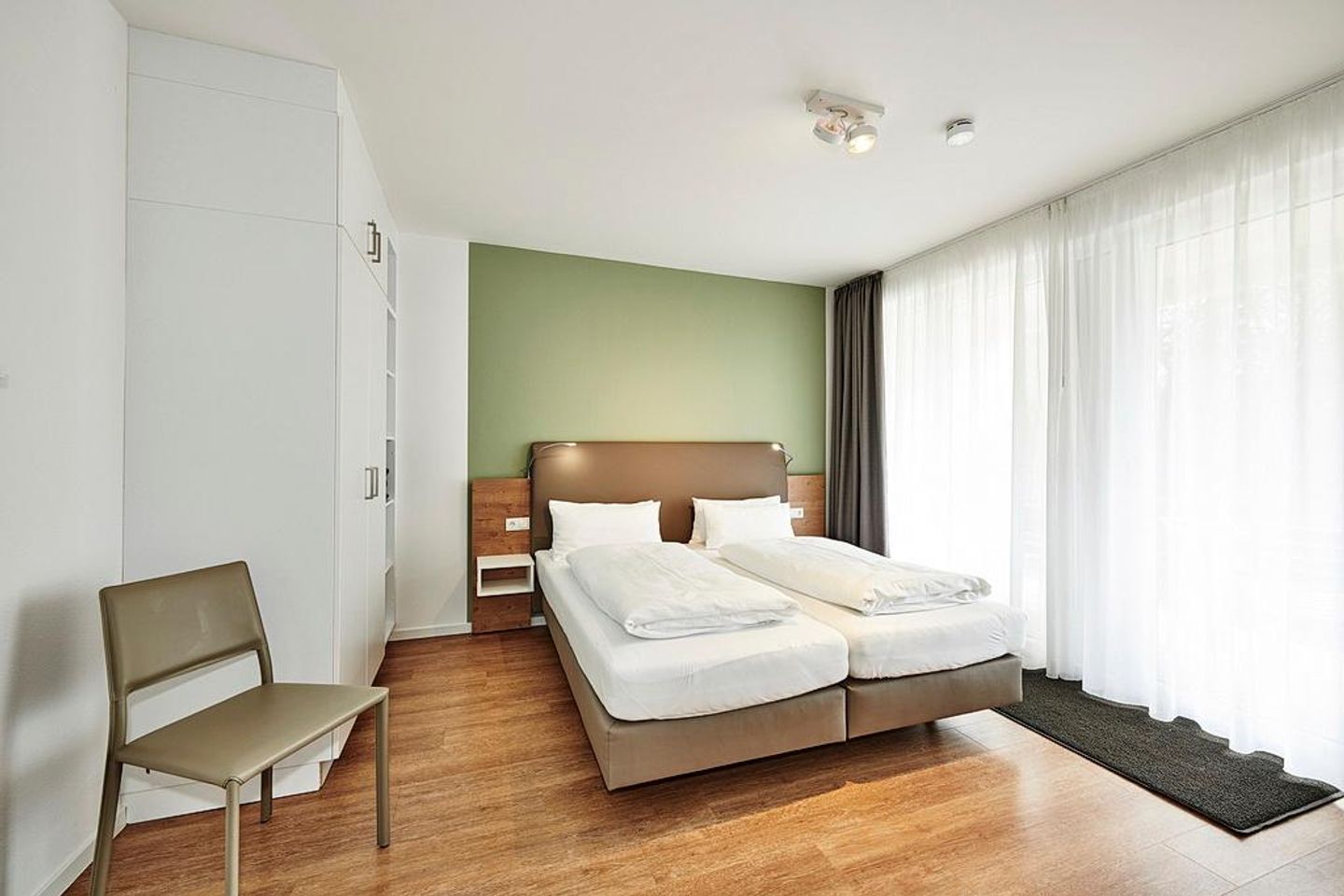 Deichhäuser Anna Küste Deichhäuser Anna Küste 3-14 Bensersiel - Schlafzimmer mit Doppelbett und Kleiderschrank