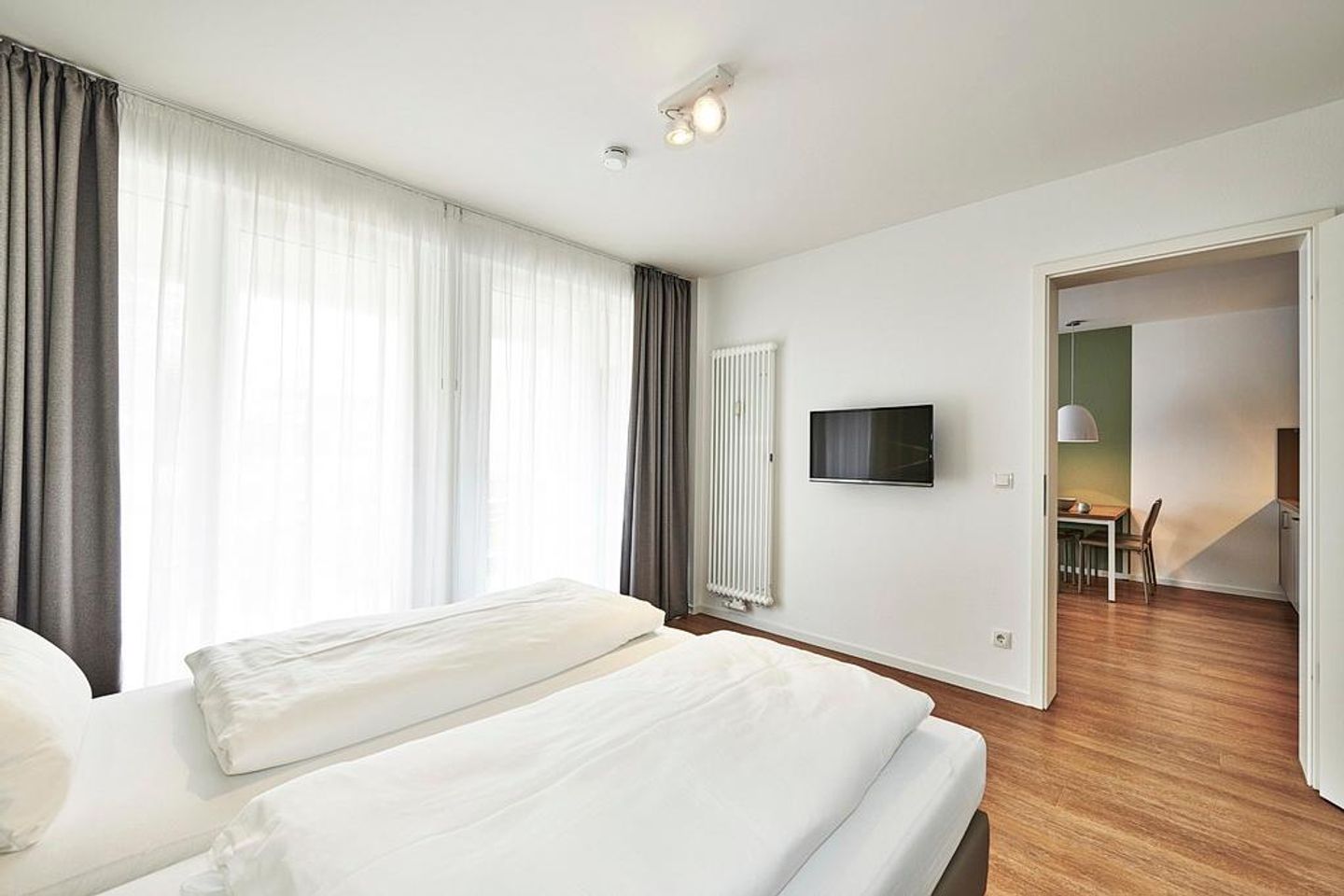 Deichhäuser Anna Küste Deichhäuser Anna Küste 3-14 Bensersiel - Schlafzimmer mit Doppelbett und Flatscreen-TV