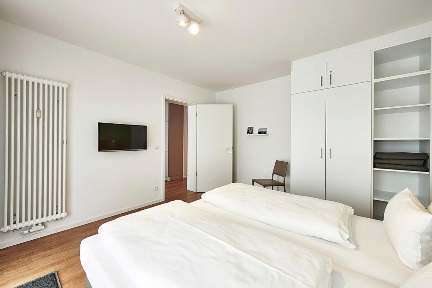 Deichhäuser Anna Küste Deichhäuser Anna Küste 3-14 Bensersiel - Schlafzimmer mit Doppelbett, Kleiderschrank und Flatscreen TV