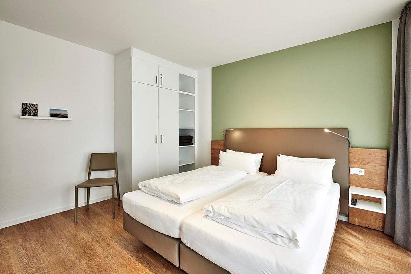 Deichhäuser Anna Küste Deichhäuser Anna Küste 3-14 Bensersiel - Schlafzimmer mit Doppelbett und Kleiderschrank