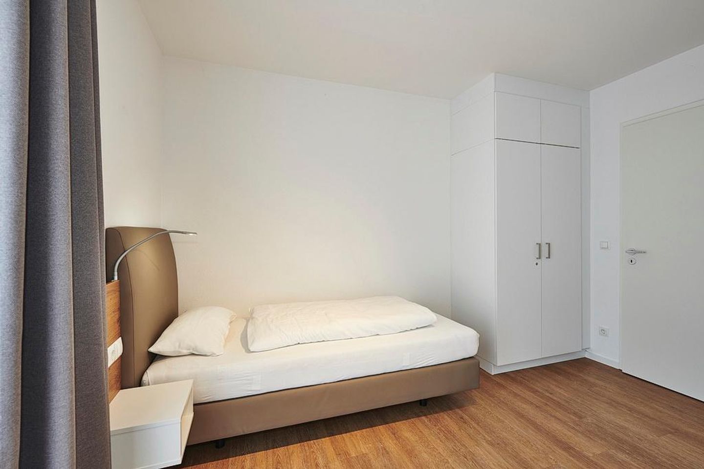 Deichhäuser Anna Küste Deichhäuser Anna Küste 3-14 Bensersiel - Schlafzimmer mit Einzelbett, Kleiderschrank