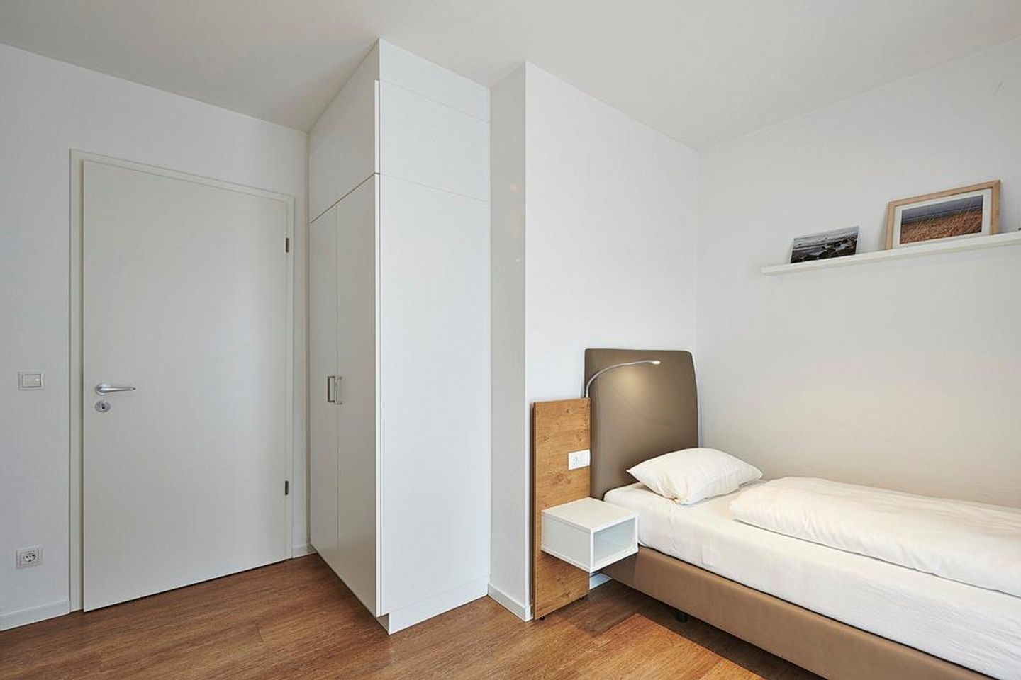 Deichhäuser Anna Küste Deichhäuser Anna Küste 3-14 Bensersiel - Schlafzimmer mit Einzelbett, Kleiderschrank,