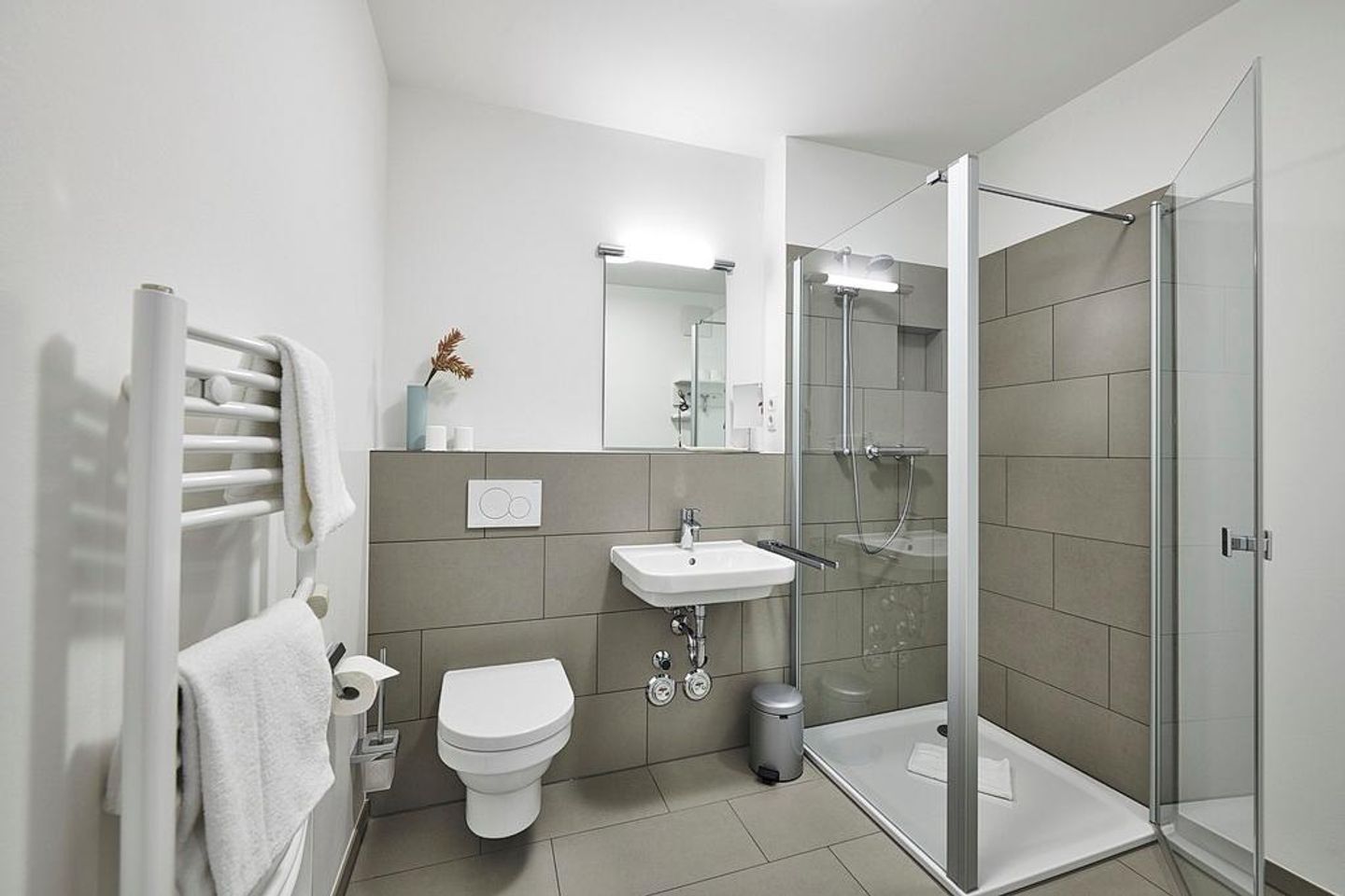 Deichhäuser Anna Küste Deichhäuser Anna Küste 3-14 Bensersiel - Badezimmer mit Dusche, WC, Waschtisch und Spiegel