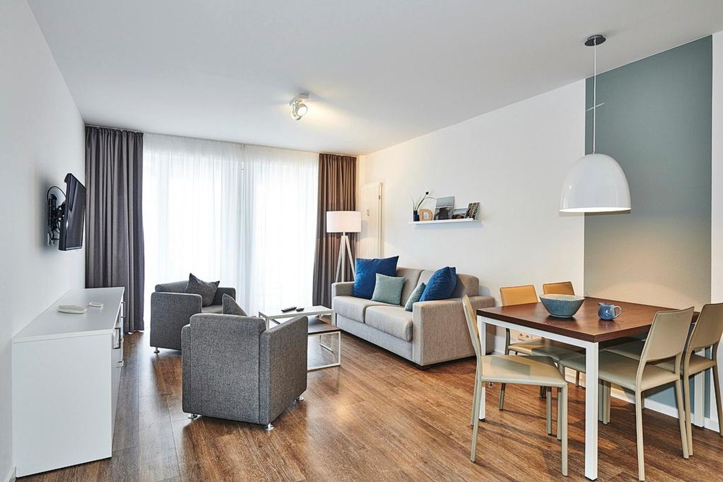 Deichhäuser Anna Küste Deichhäuser Anna Küste 3-20 Bensersiel - Wohn-Essbereich mit Couch und Flatscreen-TV