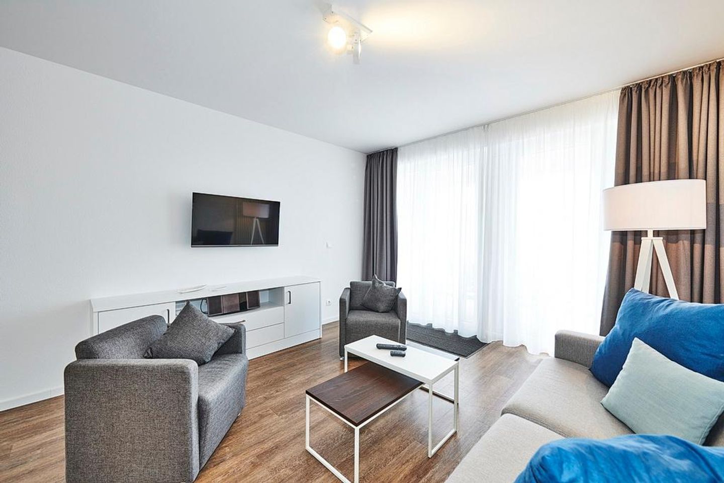 Deichhäuser Anna Küste Deichhäuser Anna Küste 3-20 Bensersiel - Wohnbereich mit Couch, Sesseln und Flatscreen-TV