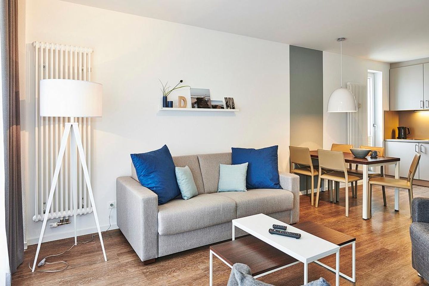 Deichhäuser Anna Küste Deichhäuser Anna Küste 3-20 Bensersiel - Wohn-Essbereich mit Couch