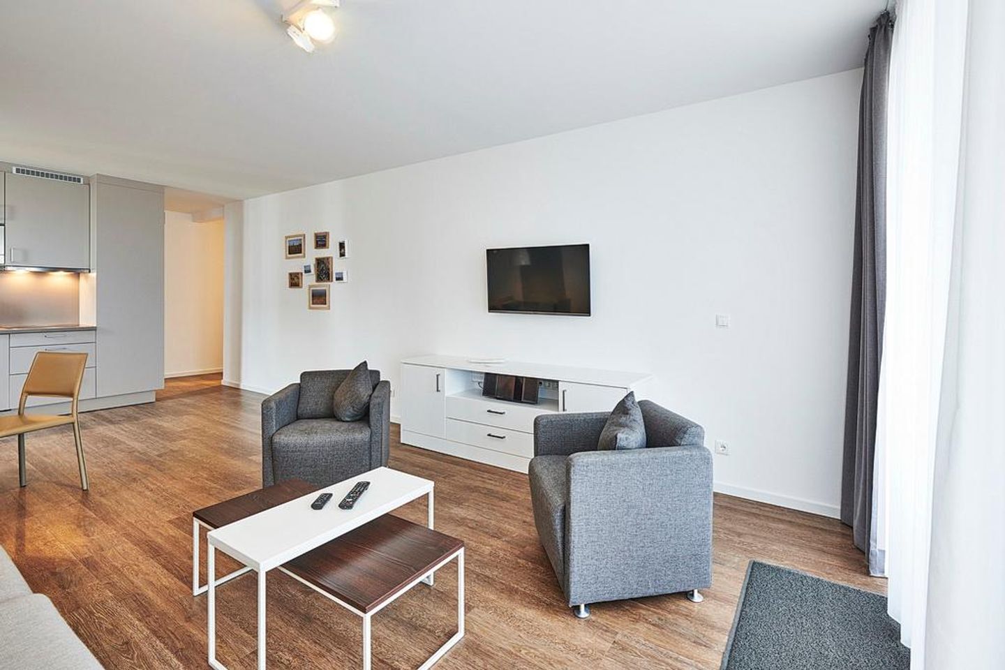 Deichhäuser Anna Küste Deichhäuser Anna Küste 3-20 Bensersiel - Wohnbereich mit Sesseln und Flatscreen-TV