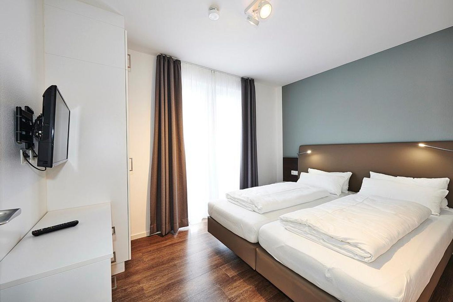 Deichhäuser Anna Küste Deichhäuser Anna Küste 3-20 Bensersiel - Schlafzimmer mit Doppelbett und Flatscreen TV, Fester