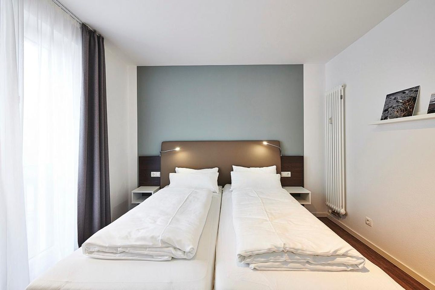 Deichhäuser Anna Küste Deichhäuser Anna Küste 3-20 Bensersiel - Schlafzimmer mit Doppelbett, Fenster