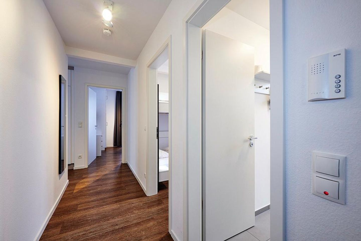 Deichhäuser Anna Küste Deichhäuser Anna Küste 3-20 Bensersiel - Flur mit Zugang zum Schlafzimmer