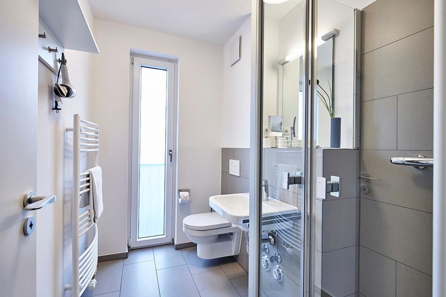 Deichhäuser Anna Küste Deichhäuser Anna Küste 3-20 Bensersiel - Badezimmer mit Dusche, WC, Waschtisch und Spiegel