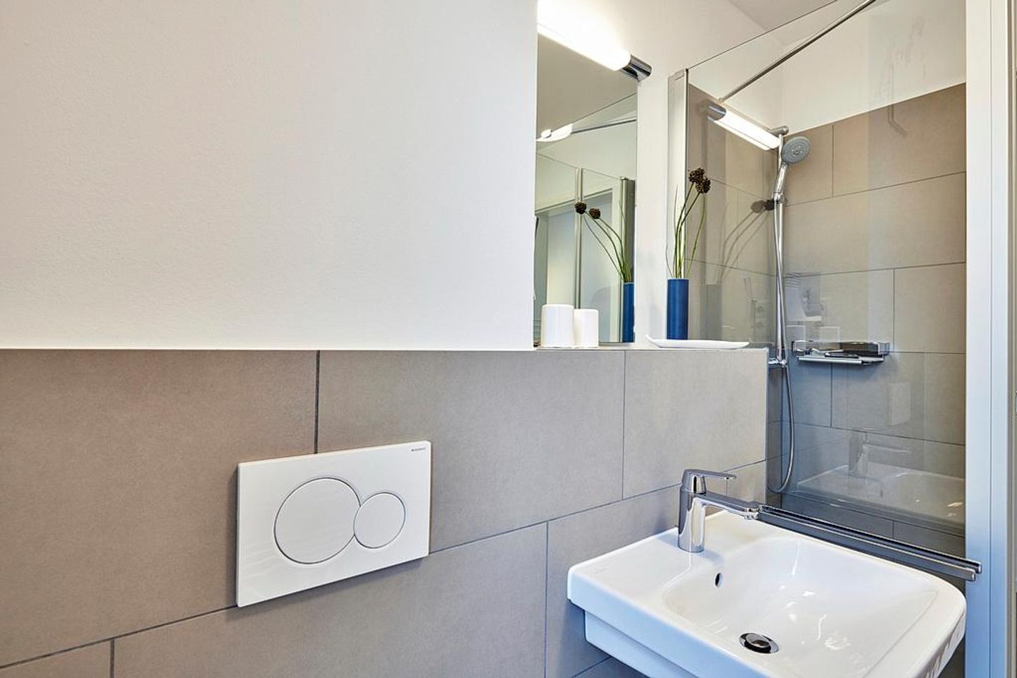 Deichhäuser Anna Küste Deichhäuser Anna Küste 3-20 Bensersiel - Badezimmer mit Waschtisch und Dusche