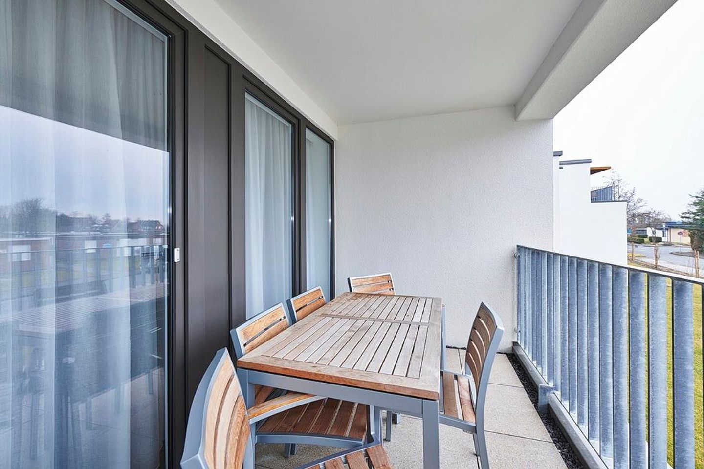 Deichhäuser Anna Küste Deichhäuser Anna Küste 3-20 Bensersiel - Balkon mit Überdachung und Gartenmöbeln