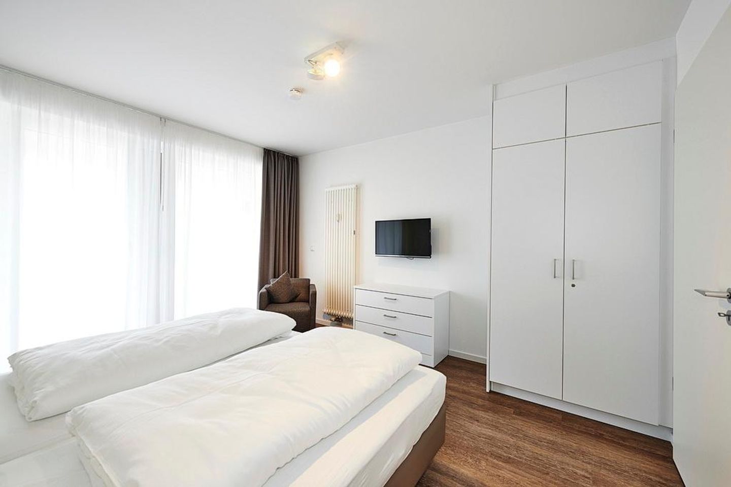 Deichhäuser Anna Küste Deichhäuser Anna Küste 3-21 Bensersiel - Schlafzimmer mit Doppelbett und Kleiderschrank