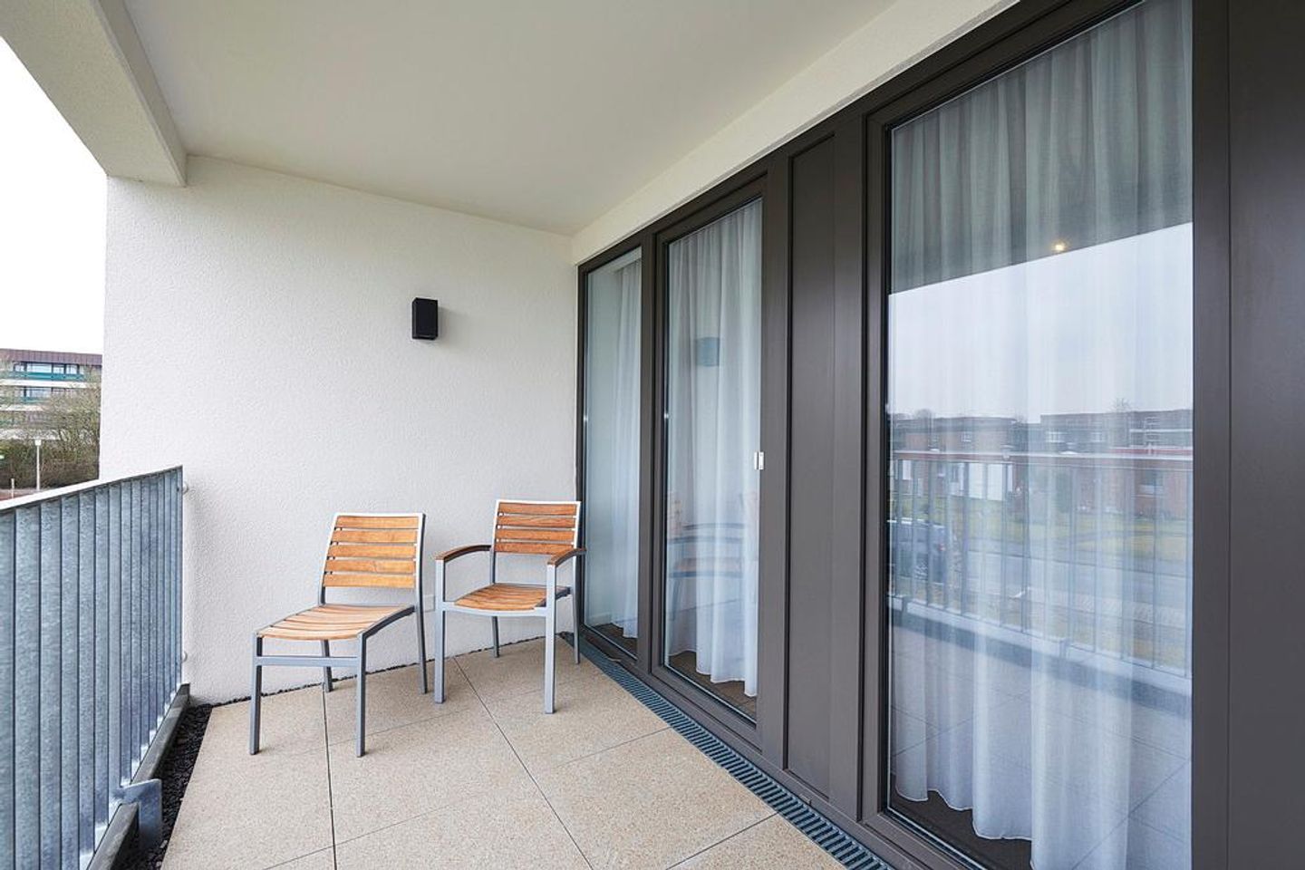Deichhäuser Anna Küste Deichhäuser Anna Küste 3-21 Bensersiel - Balkon mit Überdachung und Gartenmöbeln