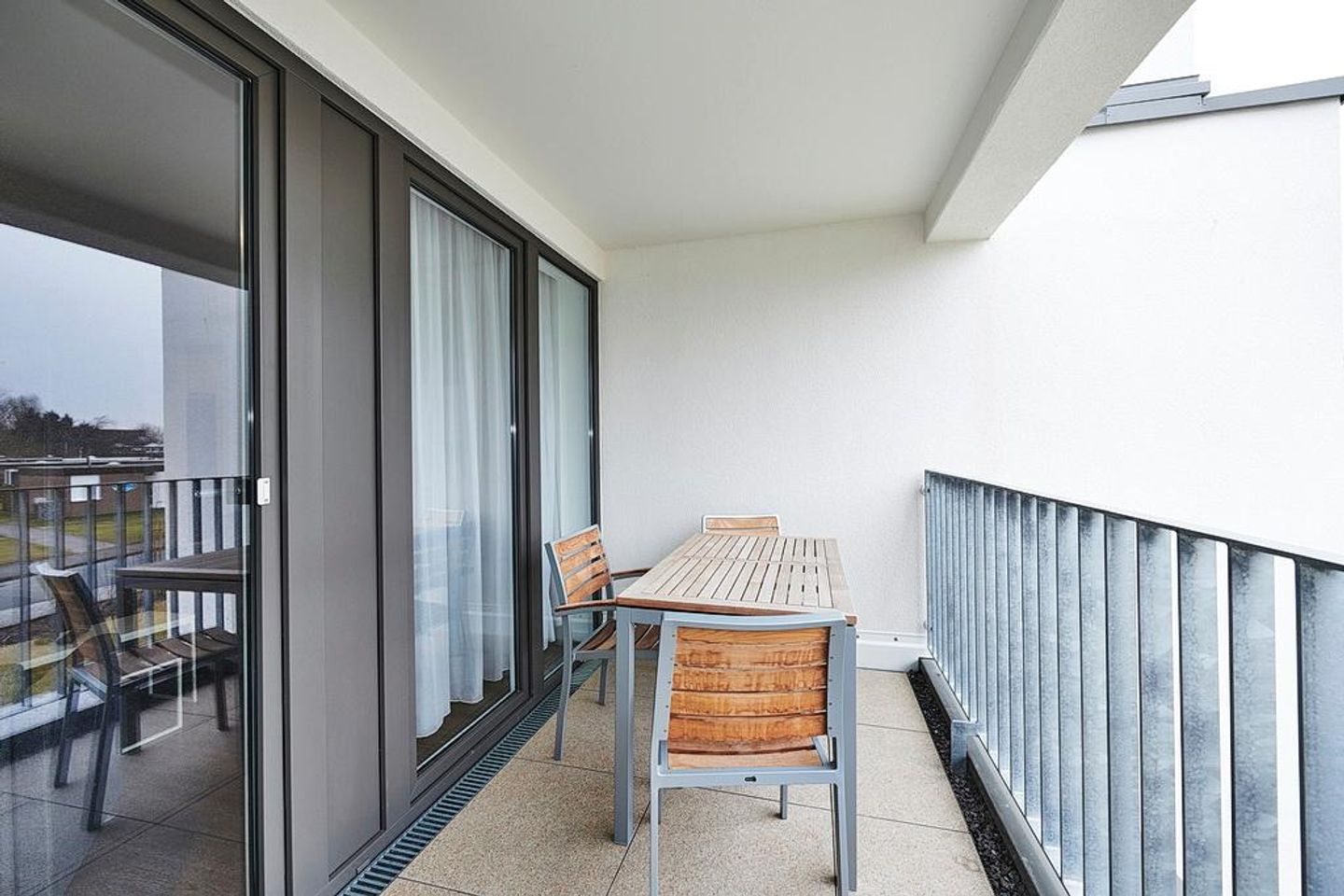Deichhäuser Anna Küste Deichhäuser Anna Küste 3-21 Bensersiel - Balkon mit Überdachung und Gartenmöbeln