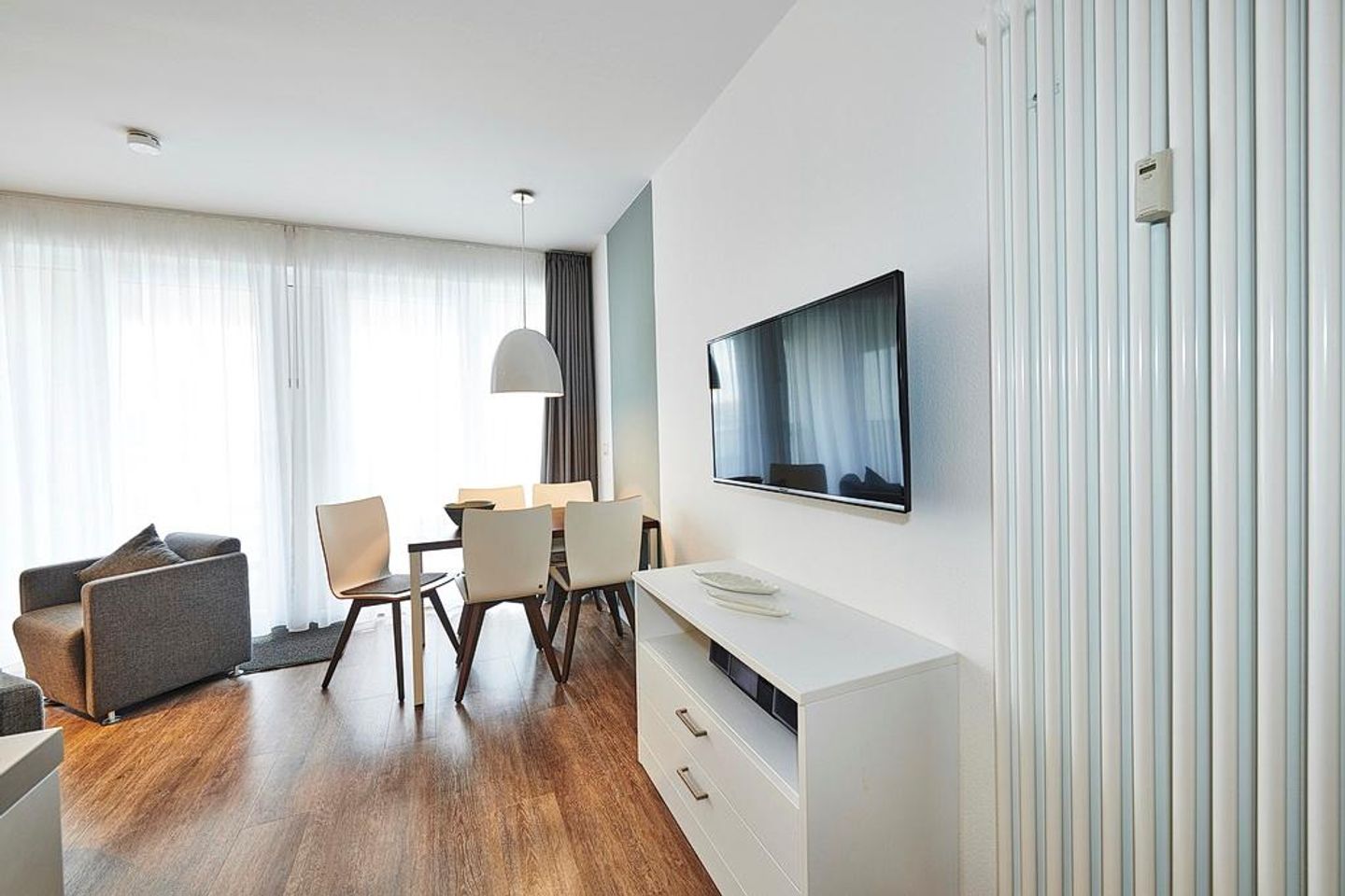 Deichhäuser Anna Küste Deichhäuser Anna Küste 3-23 Bensersiel - Wohn-/Essbereich mit Flatscreen-TV