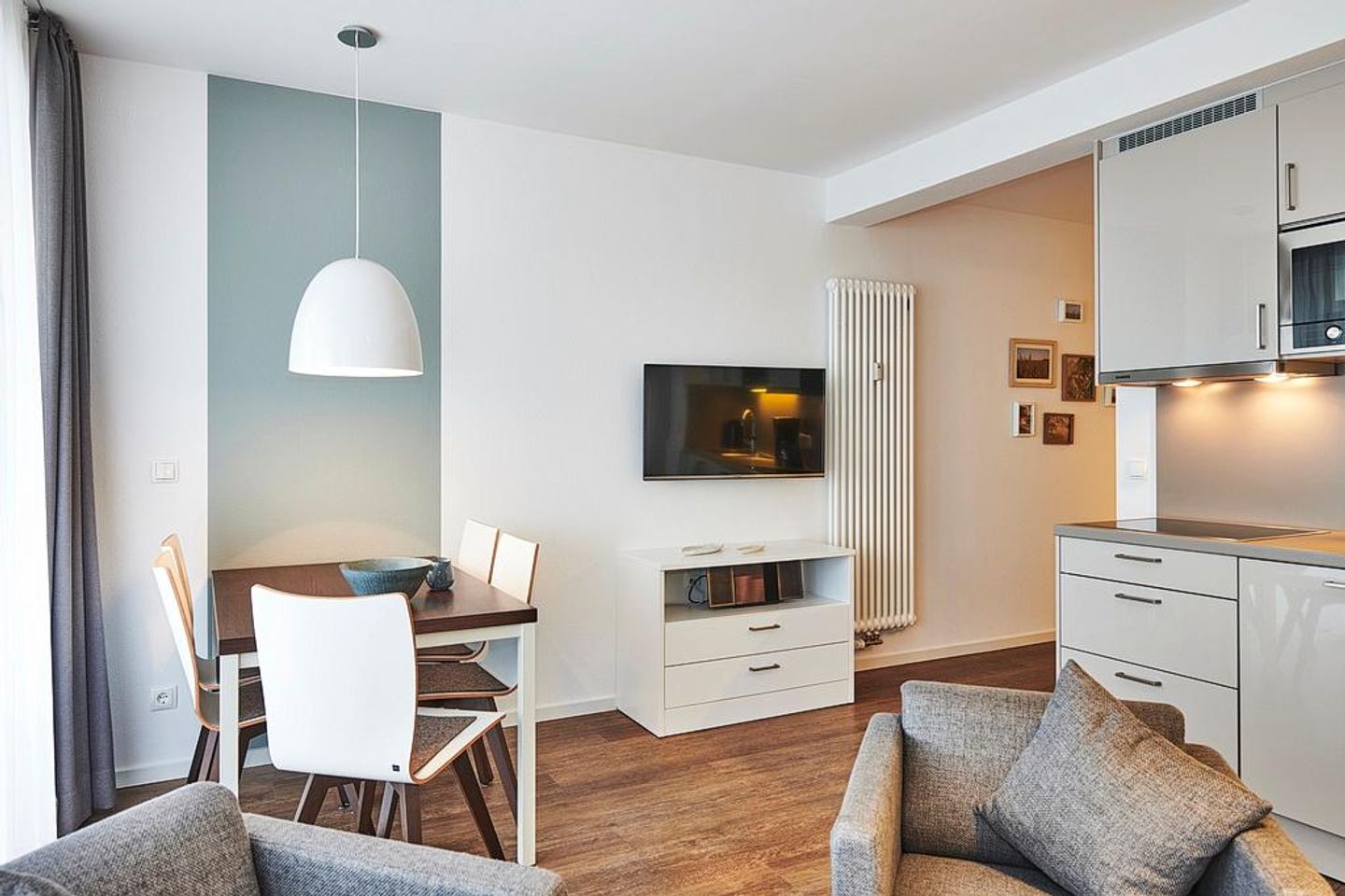 Deichhäuser Anna Küste Deichhäuser Anna Küste 3-23 Bensersiel - Wohn-/Essbereich mit Sitzgelegenheiten und Flatscreen-TV