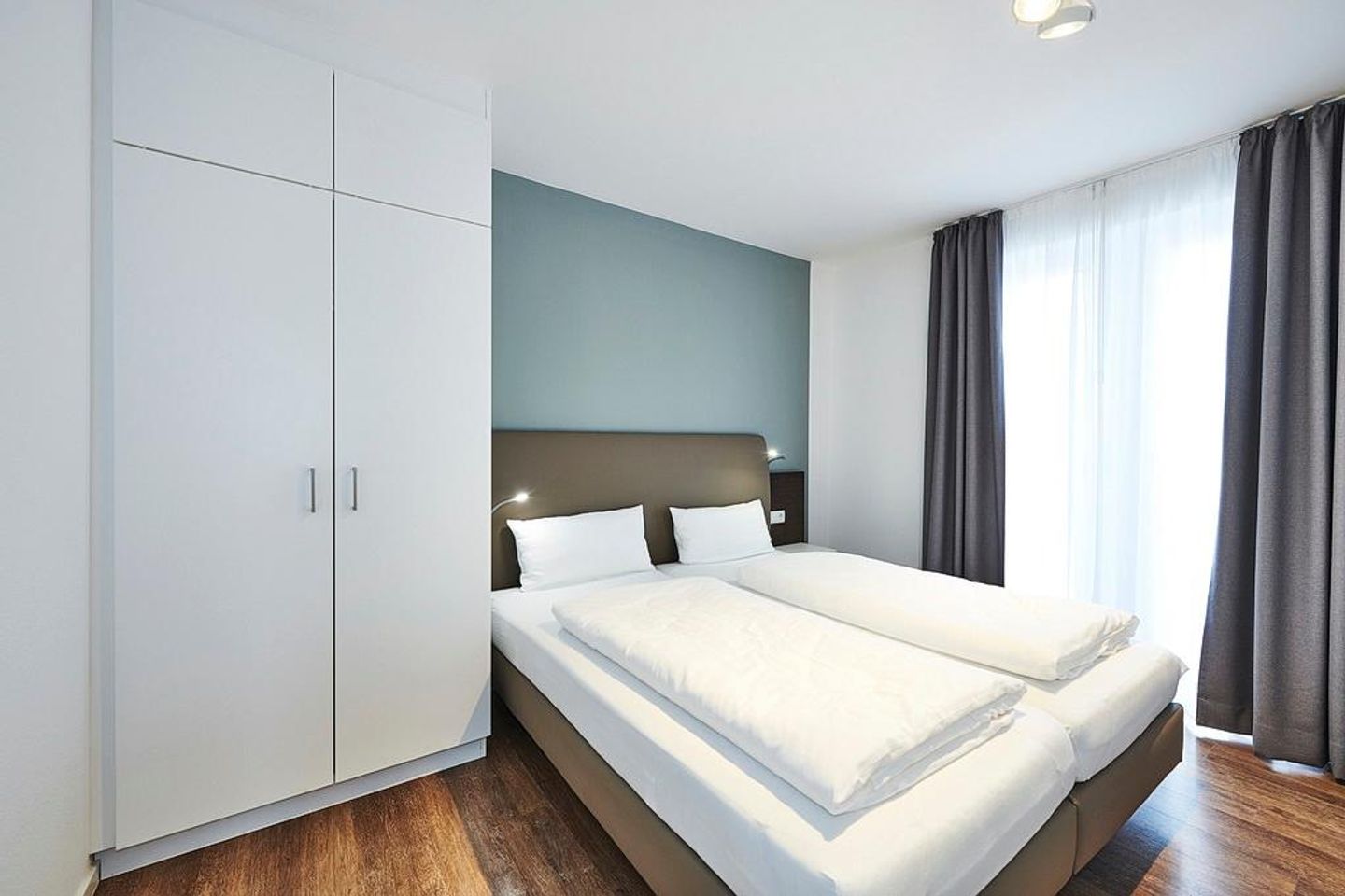 Deichhäuser Anna Küste Deichhäuser Anna Küste 3-23 Bensersiel - Schlafzimmer mit Doppelbett und Kleiderschrank