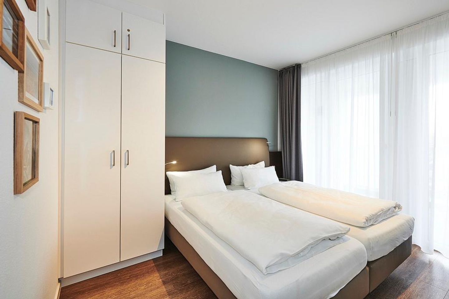 Deichhäuser Anna Küste Deichhäuser Anna Küste 3-23 Bensersiel - Schlafzimmer mit Doppelbett und Kleiderschrank