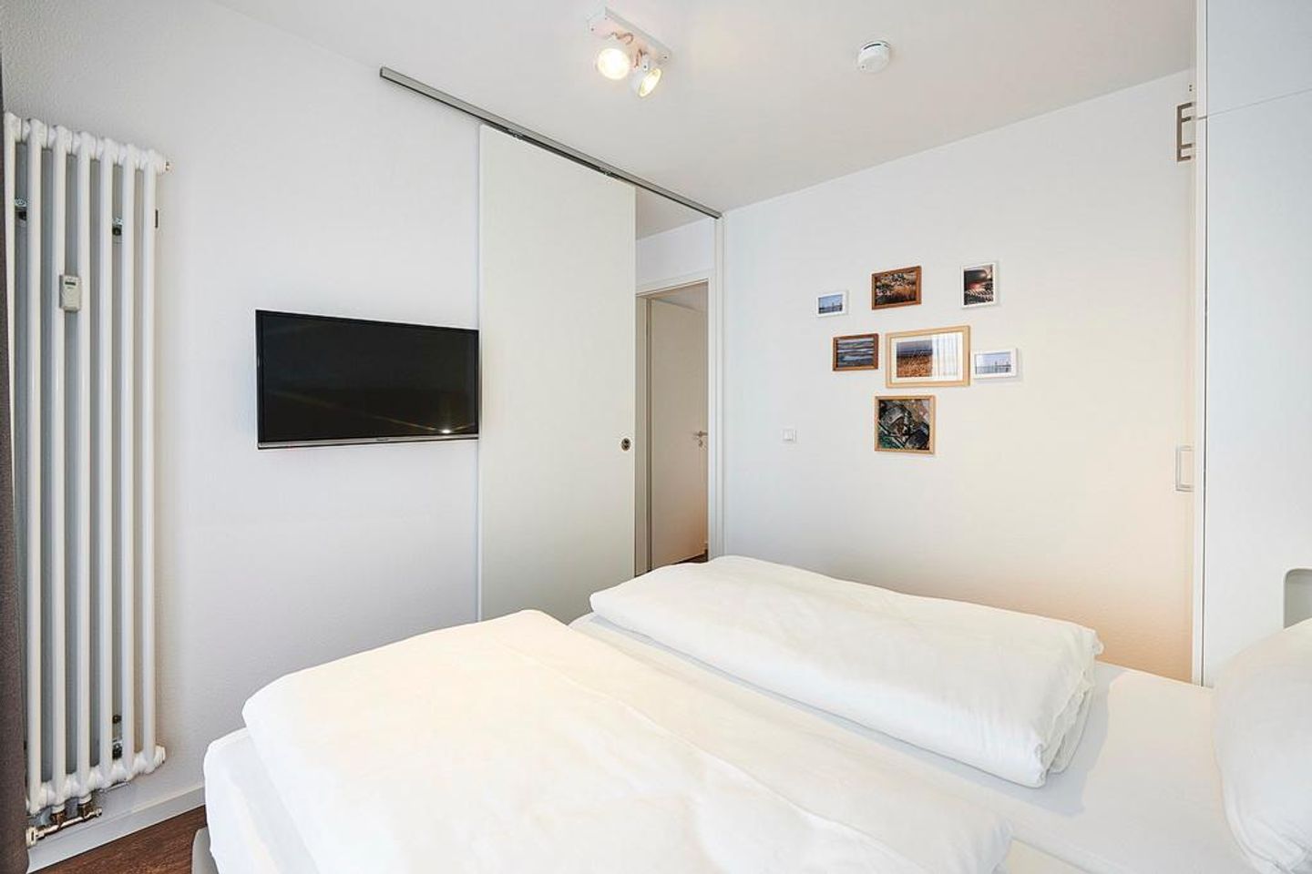 Deichhäuser Anna Küste Deichhäuser Anna Küste 3-23 Bensersiel - Schlafzimmer mit Doppelbett und Flatscreen TV - gbmv0-01 - Großenbrode