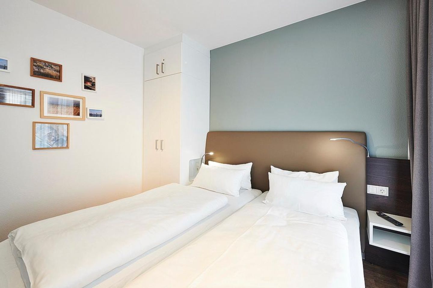 Deichhäuser Anna Küste Deichhäuser Anna Küste 3-23 Bensersiel - Schlafbereich mit Doppelbett und Kleiderschrank