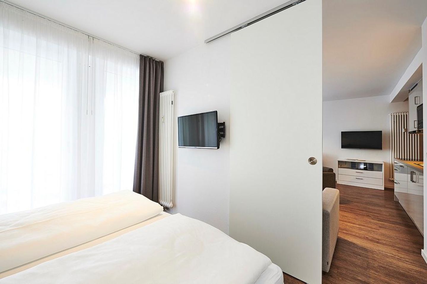 Deichhäuser Anna Küste Deichhäuser Anna Küste 3-23 Bensersiel - Schlafzimmer mit Doppelbett und Flatscreen TV - gbmv0-01 - Großenbrode