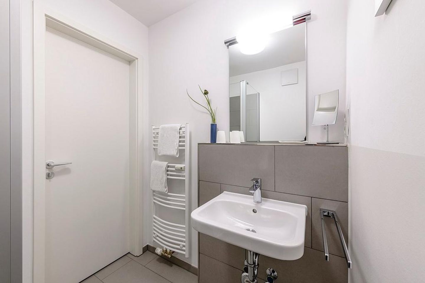 Deichhäuser Anna Küste Deichhäuser Anna Küste 3-23 Bensersiel - Badezimmer mit Waschtisch und Spiegel