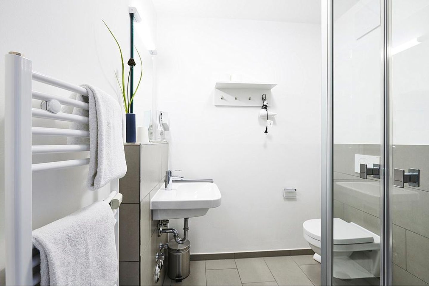 Deichhäuser Anna Küste Deichhäuser Anna Küste 3-23 Bensersiel - Badezimmer mit WC und Waschtisch