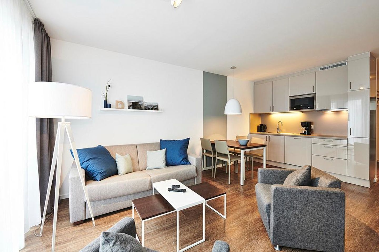 Deichhäuser Anna Küste Deichhäuser Anna Küste 3-24 Bensersiel - Wohn-Essbereich mit Küchenzeile