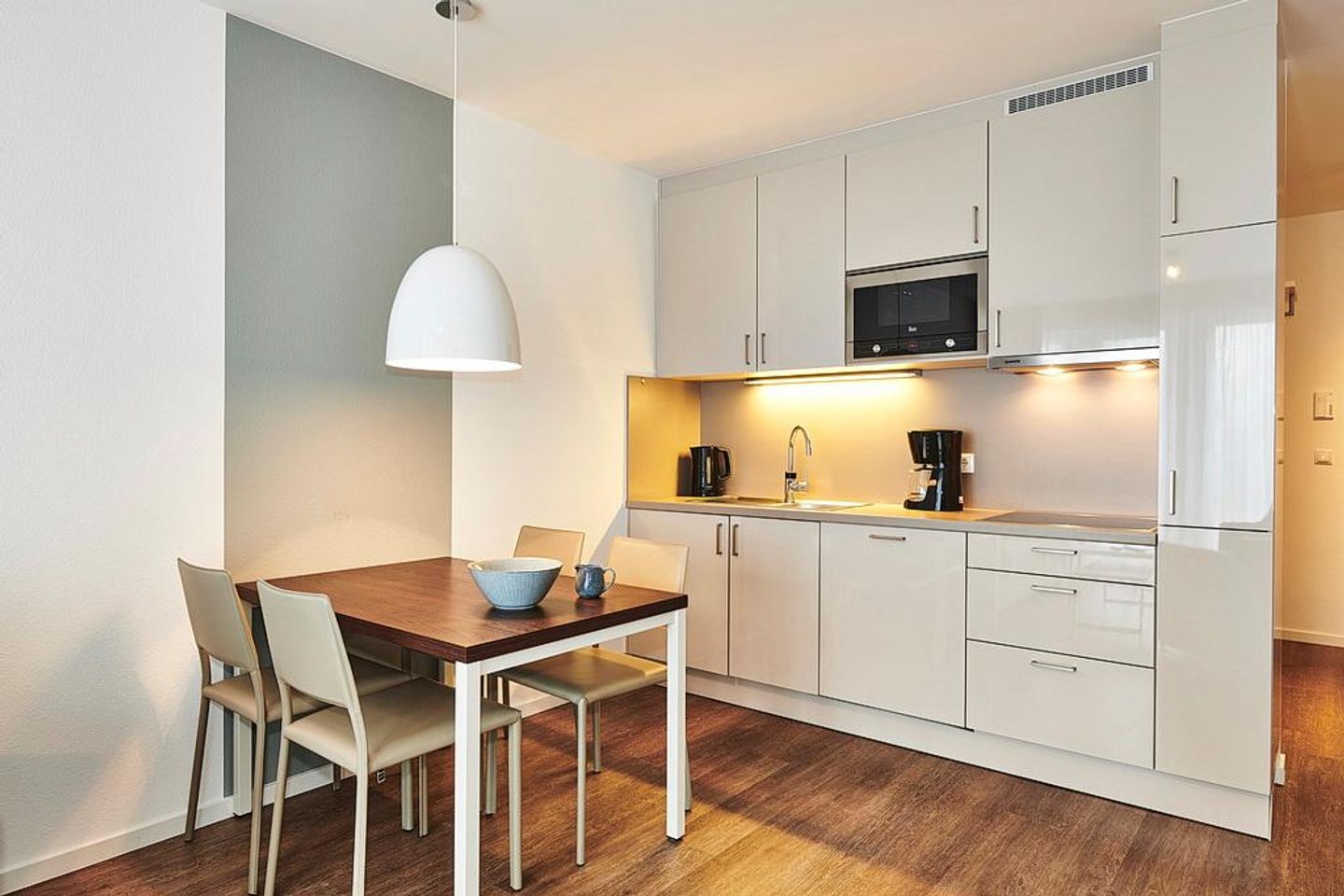 Deichhäuser Anna Küste Deichhäuser Anna Küste 3-24 Bensersiel - Küchenzeile mit Esstisch und Sitzgelegenheit